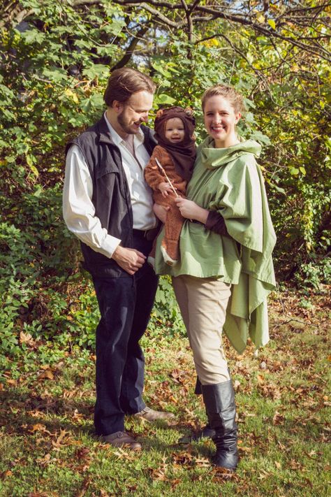 Baby ewok, Han Solo, and Princess Leia costume from Return of the Jedi (family Star Wars Halloween costumes) Ewok Costume Diy, Baby Ewok, Star Wars Family Costumes, Baby Ewok Costume, Ewok Baby, Ewok Costume, Boys Halloween Costumes Diy, Princess Leia Costume, Star Wars Halloween Costumes