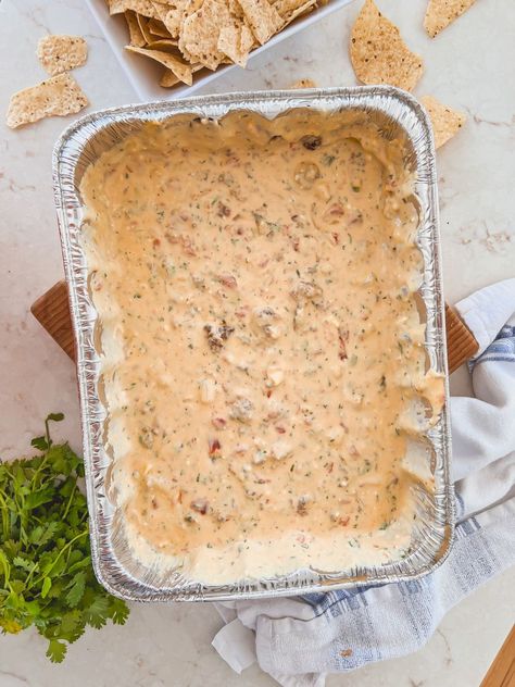 Summer grilling just got tastier with this smoked white queso dip featuring savory ground sausage! Grab a chip and dig in! Smoked White Queso Dip On Smoker, Smoked White Queso Dip, Queso Dip With Sausage, Grilled Queso Dip, Smoked Queso, Smoked Queso Dip, Barbecue Appetizers, Sausage Queso Dip, Super Bowl Snack Stadium