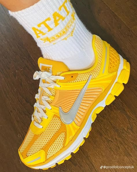 Nike Zoom Vomero 5, Zoom Vomero 5, Pretty Sneakers, Vomero 5, Trendy Shoes Sneakers, Colorful Sneakers, Mode Zara, Yellow Sneakers, Pretty Shoes Sneakers