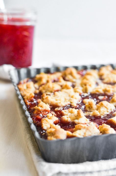 Strawberry jam bars are all about the delicious combo of buttery shortbread dough and sweet-tart strawberry jam. This simple dessert never disappoints! #crumble #dessert #recipe #strawberry Strawberry Jam Desserts, Strawberry Jam Bars, Tart Strawberry, Fresh Fruit Desserts, Jam Bars, Recipe Strawberry, Homemade Strawberry Jam, Buttery Shortbread Cookies, Buttery Shortbread