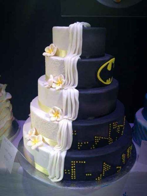 Batman | 19 Spectacularly Nerdy Wedding Cakes...funny because if want the batman side Batman Wedding Cakes, Nerdy Wedding Cakes, Batman Wedding, Superhero Wedding, Nerdy Wedding, Batman Cake, Torte Cupcake, Creative Cakes, Cakes And More