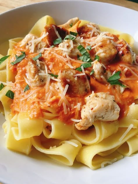 Chicken Tagliatelle, Pasta Tagliatelle, Tagliatelle Pasta, Italian Comfort Food, Pasta Carbonara, Carbonara Pasta, Food Pasta, Pasta Pizza, Italian Food