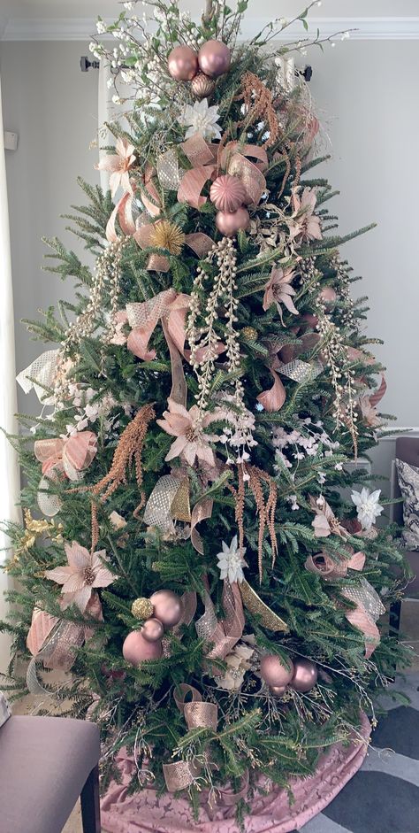 Diy Christmas Decorations Outdoor, Christmas Tree Inspiration Traditional, Christmas Tree Ideas Red, Christmas Tree Inspiration Rustic, Christmas Tree Topper Rustic, Christmas Tree Ideas 2023, Wallpaper Aesthetic Christmas, Christmas Wallpaper Aesthetic, Pink Christmas Tree Decorations