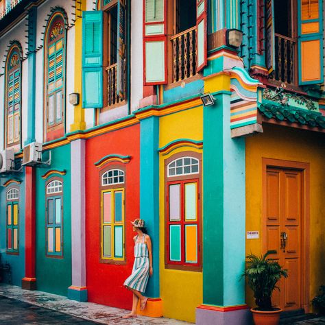 Visit this colorful house in Singapore and admire its beauty. Situated in the heart of Little India Singapore, near Haji Lane, this is one of the top tourist attractions in the city. Read more about it here! #singapore #bestofsingapore #asia | Singapore photography | Photo locations Singapore | things to do in Singapore | Singapore tourist attractions | what to do in Singapore | Haji Lane Singapore | Singapore itinerary Singapore Photo Ideas, Aesthetic Singapore, Haji Lane Singapore, Little India Singapore, Singapore Outfit, Singapore Photography, Singapore Vacation, Singapore Guide, Singapore Things To Do