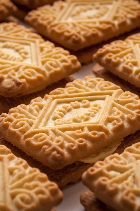 Mary Berry Custard Creams | British Chefs Table Plain Biscuit Recipe, British Biscuit Recipes, Custard Cream Recipe, Berry Custard, Custard Creams, British Baking Show Recipes, British Biscuits, Yummy Biscuits, Ginger Nut