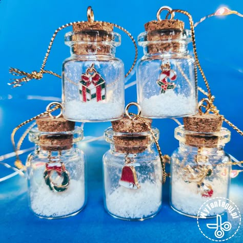 How to make tiny bottles with Christmas pendants Tiny Bottle Crafts, Christmas Handcraft, Christmas Jewerly, Tiny Bottles, Tiny Glass Jars, Christmas Trinkets, Cricut Christmas Ideas, Artificial Snow, Pressed Flower Crafts