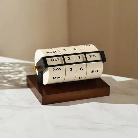 Unique Calendar Ideas, Retro Product Design, Desk Accessories Aesthetic, Abs Calendar, Retro Design Interior, Wooden Aesthetic, Calendar Wood, Wooden Calendar, Retro Interior Design