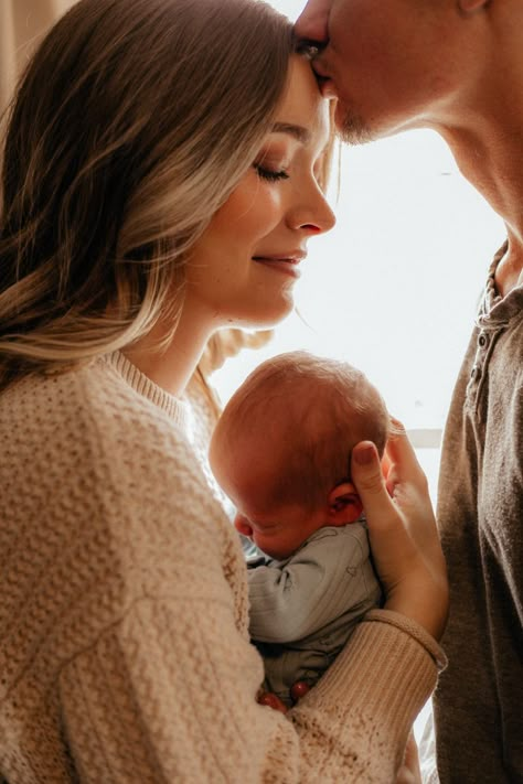 Newborn And Mom Photoshoot, Newborn Mirror Photography, Easy Newborn Photos At Home, Newborn No Face Pictures, Faceless Baby Photos, Baby Photos Without Showing Face, Newborn Photography No Face, Newborn Photos With Parents Hands, Newborn Photos Without Showing Face