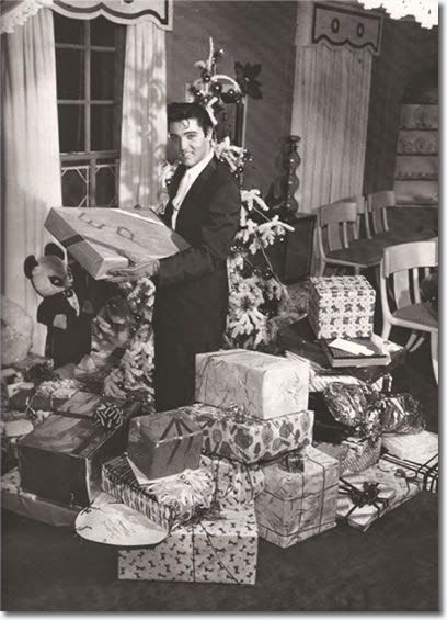 Christmas At Graceland, Elvis Presley Christmas, Elvis Presley Images, Young Elvis, Merry Christmas Eve, Never Grow Up, The Dining Room, Sleigh Ride, Graceland