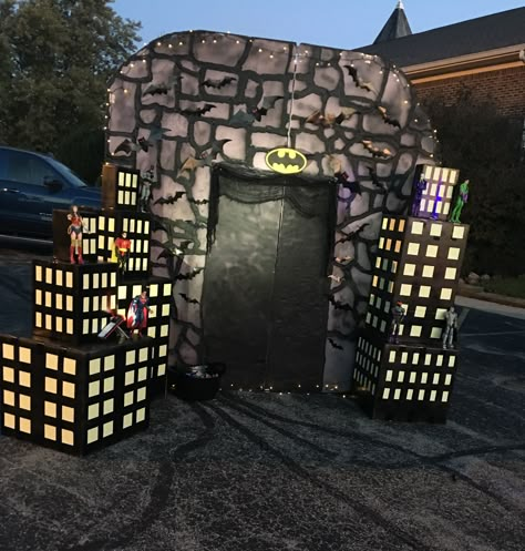 Batcave trunk or treat!! Batman Trunk Or Treat, Batman Party Decorations, Batman Themed Birthday Party, Trunker Treat Ideas, Villains Party, Batman Halloween, Superhero Halloween, Batman Theme, Batman Birthday Party