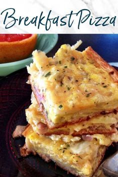 Easy Breakfast For A Crowd, Sheet Pan Breakfast, Pizza Breakfast, Pizza Recipe Video, Easy Breakfast Dishes, Foods Breakfast, Breakfast Homemade, Breakfast Pizza Recipe, Breakfast Recipies