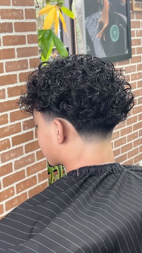 Curly Blowout Mid Taper, Blowout Taper Fade Curly Hair, Temp Fade Curly Hair, Curly Mid Fade, Mid Blowout Taper, Blowout Taper Curly Hair, Mid Taper Fade Curly Hair, Mid Taper Blowout, Taper Fade Ondulado