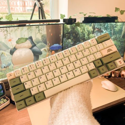 #keyboard #keycaps #customkeyboard #mechanicalkeyboards #pcsetup #setup #setupgamer #greenaesthetics #pokemon #green Studio Ghibli Keyboard, Sage Green Keyboard, Sage Green Gaming Setup, Green Pc Setup, Green Gaming Room, Green Gaming Setup, Green Setup, Aesthetic Keyboards, Green Keyboard