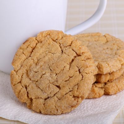 Copycat Mrs. Fields Peanut Butter Cookies @keyingredient #peanutbutter Instant Oatmeal Cookies, Mrs Fields Cookies, Reese's Recipes, Instant Oatmeal Packets, Homemade Peanut Butter Cookies, Cookies Jar, Special Cookies, Mrs Fields, Gluten Free Peanut Butter Cookies