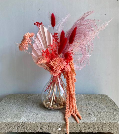 Red Dried Flower Arrangement, Dried Floral Bud Vases, Bright Dried Flower Arrangements, Dried Bud Vases, Dried Floral Arrangements Wedding, Floral Sculpture Art, Dry Flowers Arrangements, Feather Floral Arrangements, Minimal Floral Arrangements