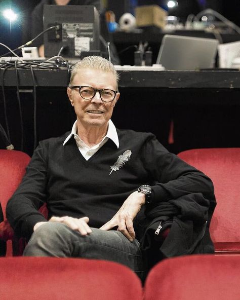 David Bowie 🌐 en Instagram: “David Bowie during the Lazarus rehearsals in 2015. #BowieForever . . #davidbowie #bowie #lazarus #2015 #ziggystardust #davidbowieforever…” Angela Bowie, Duncan Jones, Ronnie Spector, Man Who Fell To Earth, Aladdin Sane, Major Tom, Iggy Pop, Ziggy Stardust, Dorian Gray