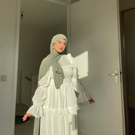 سامينة on Instagram: “Straight out of a fairy tale 🕊” Veiled Style, Hijab Dress Style, Hijabi Styles, Dress With Hijab, Being Classy, Fluffy Dress, Hijab Inspiration, Modesty Outfits, Hair Scarf Styles