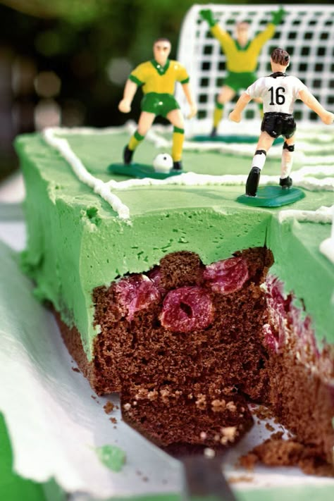 Dieser Fußballfeld-Kuchen ist der Hingucker auf jeder Party und wird deine kleinen Fußball-Fans begeistern: Das saftige Prachtstück aus Schoko-Rührteig, Kirschen und grüner Sahne verdient Extra-Applaus. Perfekt für EM/WM-Feier, Kindergeburtstag und Co. #fußballfeld #kuchen #party #schoko-rührteig #kirschen #kirschkuchen #schokoladenkuchen #fußballkuchen #mottokuchen #kindergeburtstag Soccer Birthday Parties, Soccer Birthday, Soccer Party, Baking Sweets, Kids Birthday, Food And Drink, Birthday Cake, Birthday Party, Baking