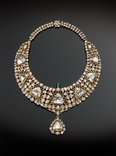 Necklace (kanthi) Object Name: Necklace Date: 1850–75 Geography: South India, Hyderabad Medium: Gold, set with diamonds and emerald; enamel Dimensions: H. 10 1/4 in. (26 cm) W. 7 3/4 in. (19.6 cm) Classification: Jewelry Credit Line: The Al-Thani Collection India Hyderabad, Necklace Emerald, Diamonds Necklace, Mexican Jewelry, Polki Jewellery, Royal Jewels, Antique Necklace, Chain Design, Royal Jewelry