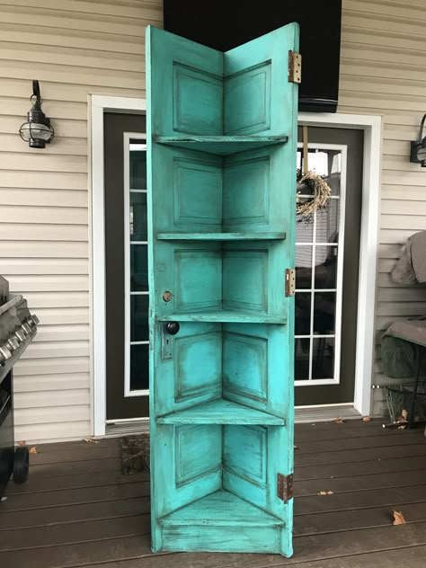 Painted Tree Boutique Booth Ideas, Corner Shelving Ideas, Old Door Projects, Door Diy Projects, Antique Booth Ideas, Diy Wood Pallet Projects, Barn Wood Crafts, Doors Repurposed, Diy Furniture Renovation