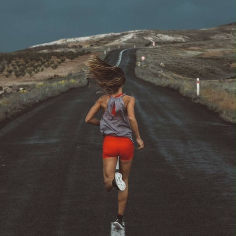 runners globe // solo time Running Photography, Benefits Of Running, Gym Aesthetic, Fitness Photoshoot, Fitness Photography, Motivation Fitness, Workout Aesthetic, Sport Motivation, Morning Yoga