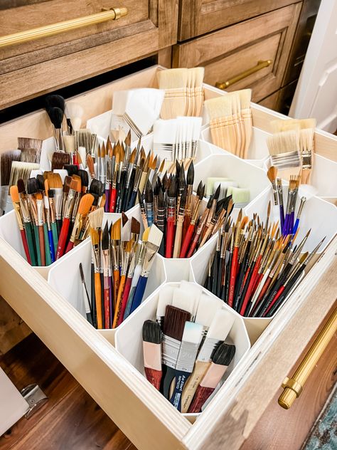 Organizing your paint brushes vertically makes it much easier to find the right size in your creative moment ✨ Paint Brush Organization, Organize Paint, Paint Brush Storage, Brush Organization, Painting Station, Wellness Studio, Brush Storage, Craft Space, Knife Storage