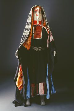 Harbe thobe, from very extensive site on Saudi traditional costume. From area around Medina. ("The region in which al-Madinah sits was dominated by the great bedouin tribe of Harb. They conducted the caravan trade between central Najd, al-Madinah, Makkah and Jeddah.") Saudi Clothing, Bedouin Style, Saudi Traditional, Saudi Women, Arabic Dress, Arabian Peninsula, Virtual Museum, Arab Fashion, المملكة العربية السعودية