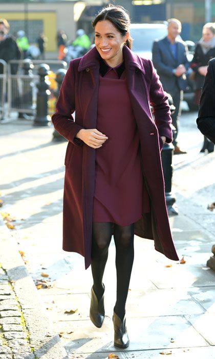 Meghan Markle in burgundy Meghan Markle Maternity Style, Meghan Markle Maternity, Estilo Meghan Markle, Community Kitchen, Club Monaco Dress, Princess Meghan, Meghan Markle Style, Winter Maternity, Pregnancy Outfits