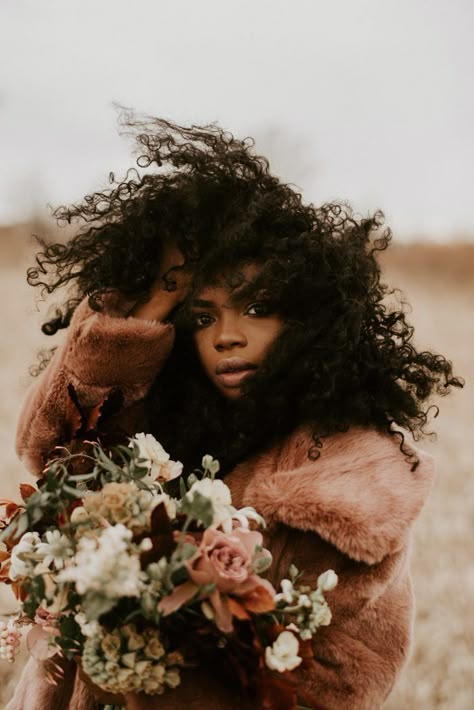 Boho Photoshoot, Moody Vibes, Bridal Photography Poses, Top Pic, Self Portrait Photography, Creative Portrait Photography, Bridal Portrait, Portrait Images, Vintage Glam