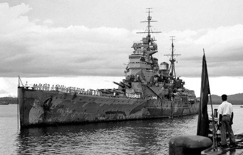 One of her last pictures of battleship HMS Prince of Wales (53) in Singapore, 1941, before being sunk by Japanese bombers, Dec 10, 1941. Hms Prince Of Wales, Capital Ship, Ww 1, British Armed Forces, Bigger Boat, Military Diorama, Ww2 Aircraft, Pearl Harbor, Navy Ships