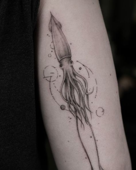 Giant Squid Tattoo, Squid Tattoo Design, Humboldt Squid, Scott Tattoo, Colossal Squid, Deep Sea Animals, Squid Tattoo, Giant Squid, Fantasy Tattoos