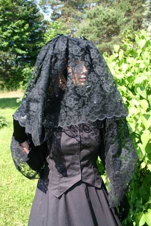 Victorian mourning veil Humm I have a shawl like this prehaps it can become a veil! Edwardian Clothes, Haunted Wedding, Victorian Hats, Period Clothing, Bustle Dress, Historic Clothing, The Old West, Ghost Decoration, Victorian Goth