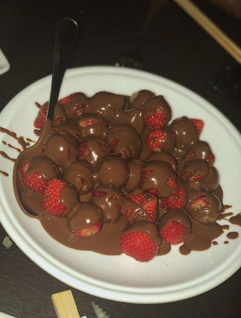 17 Doğum Günü, Eating Food Funny, Food Instagram, Food Gallery, Makanan Diet, Delicacy Food, Think Food, Snap Food, Covered Strawberries