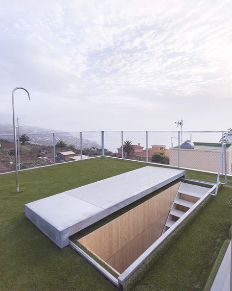 G House by Esaú Acosta. http://www.ignant.de/2015/02/17/g-house-by-esau-acosta/ Roof Access Hatch, Roof Hatch, Roof Lights, Rooftop Design, Underground Homes, Roof Window, Architecture Magazines, Terrace Design, Hatches