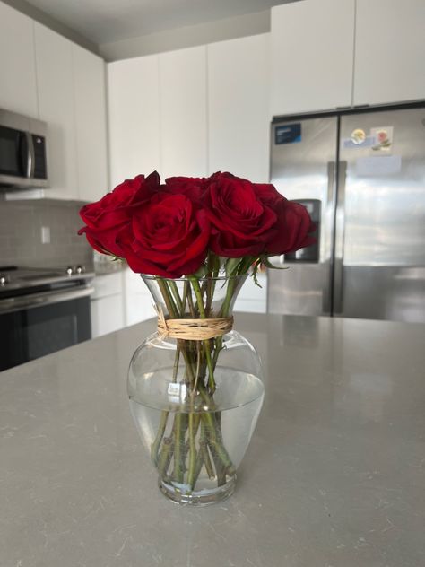 Red Roses Vase Aesthetic, Red Flowers In Vase, Roses Vase Aesthetic, Red Roses In Vase, Vase Of Roses, Red Rose Arrangements, Roses In Vase, Roses Vase, Night Room