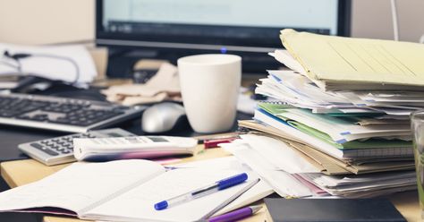 Life hacks: How to organize a messy desk in a few easy steps Signs Of Genius, Messy Desk, Paper Clutter, Accounting Software, Wellness Programs, Business Photos, Simple Tricks, Study Motivation, Organization Hacks