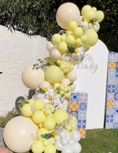 Lemon Balloon Garland, Lemon Balloon Arch, Yellow Balloon Arch, Yellow Backdrop, Lemon Backdrop Ideas, Main Squeeze Balloon Arch, Lemon Theme Balloon Garland, Lemonade Balloon Arch, Lemon Themed Party Backdrop