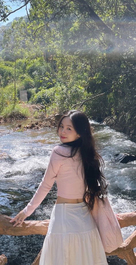 Waterfall Photo Ideas, Poses Near Waterfall, Skirt Poses Photo Ideas, Waterfall Outfit, Waterfall Poses, Poses For Pictures Instagram Standing, Ootd Poses, Outfit Korean Style, Best Poses For Photography