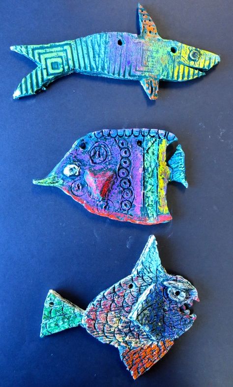 Elementary Art Lessons - Annie Jewett's Art Room Oil Pastel Resist, Fish Project, Clay Workshop, Clay Projects For Kids, Clay Lesson, Ceramic Projects, Sculpture Lessons, Kids Camp, Kids Clay