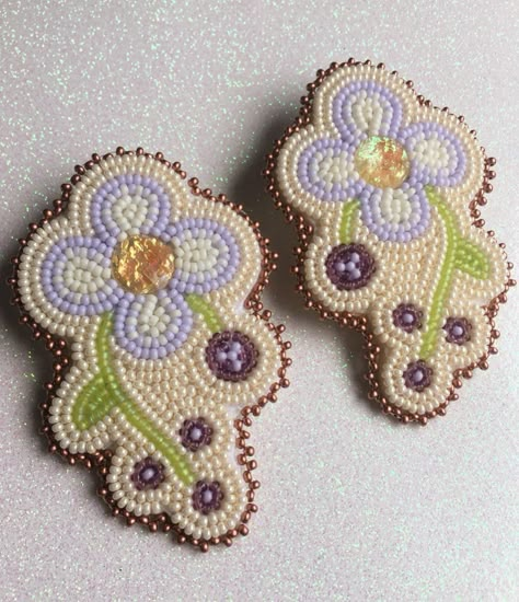 Flat Beading Patterns, Beaded Floral Earrings, Flat Beaded Earrings, Cree Beadwork, Cree Beaded Flowers, Beaded Floral Earrings Native American, Indigenous Beaded Earrings, Metis Beading, Ojibwe Beaded Earrings