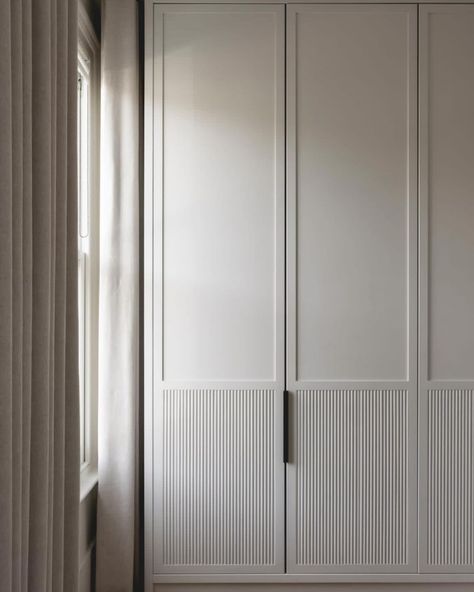 Master bedroom fitted wardrobes in a contemporary shaker style with reeded centre panel. Made and installed by @freeborn_carpentry… | Instagram 5 Door Wardrobe Design, Door Wardrobe Design, 5 Door Wardrobe, Balcon Mic, Wardrobe Door Designs, Wardrobe Designs, Wardrobe Interior Design, Fitted Wardrobes, Wardrobe Design Bedroom