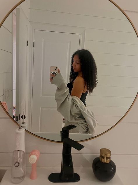 Selfies Ideas, Hair Mirror, Girl Mirror, Biracial Hair, Mirror Selfie Poses, Curly Hair Styles Easy, Stylish Photo Pose, Curly Girl Hairstyles, Foto Ideas Instagram