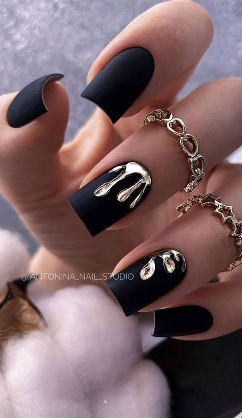 Black And Gold Drip Nails, Gold Drip Nails, Nail Art Black And Gold, Black And Nude Nail Ideas, Black And Gold Nail Art, Classy Black Nails, Black And White Nail Designs, Black Gold Nails, Abstract Nail