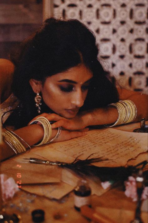 Hamel Patel, Old School Aesthetic, Royalty Aesthetic, Vintage Photoshoot, Saree Poses, Alone Photography, Indian Photoshoot, Ancient Beauty, Indian Photography