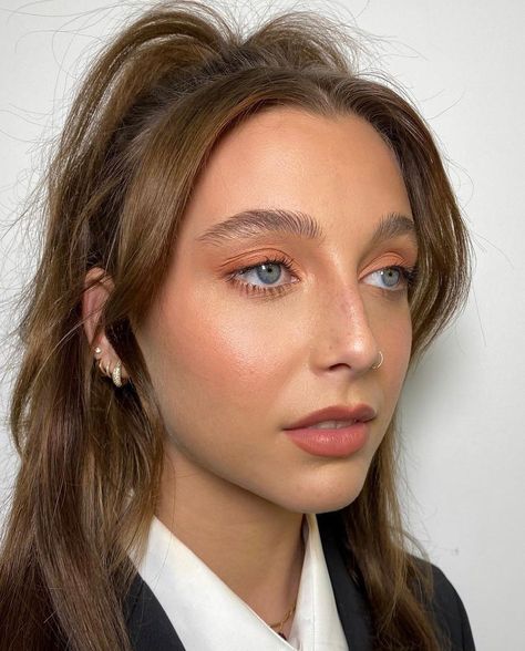 @emmachambfanxx on Instagram: “bts from emma’s shoot with @maneaddicts” Life Right Now, Make Up Inspo, Emma Chamberlain, Best Portraits, Brown Blonde Hair, Celebrity Pictures, Makeup Inspo, Makeup Inspiration, Wedding Makeup