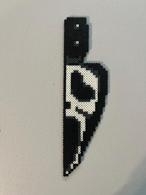 This is a bead design of a knife with Ghostface from Scream! Hama Beads Knife, Pearler Bead Patterns Halloween, Ghostface Crafts, Perler Beads Black And White, Scream Perler Bead Patterns, Ghost Face Perler Beads, Things To Make Out Of Perler Beads, Knife Perler Beads, Ghostface Perler Beads