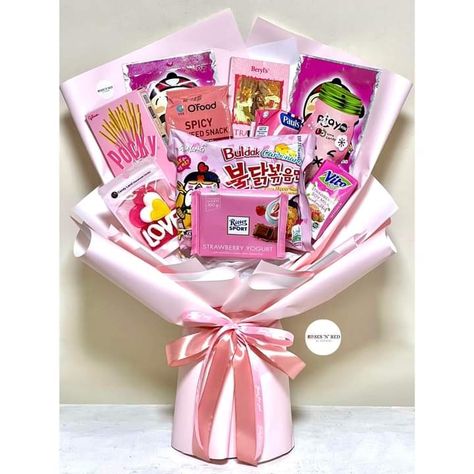 Bucket Snack Pink, Snack Bouquet, Ribbon Rose Bouquets, Pink Snacks, Bucket Gifts, Food Bouquet, Bouquet Tutorial, Bouquet Box, Money Bouquet