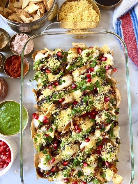 Low Fat Breakfast, Diwali Recipes, Desi Khana, Samosa Chaat, Easy Indian Recipes, Diwali Food, American Kitchen, Chaat Recipe, Tater Tots