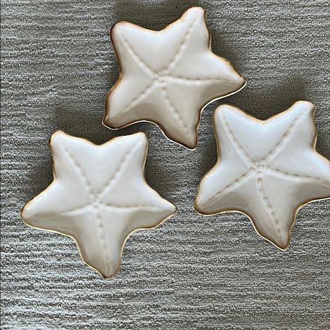 Starfish Shaped Dishes - Finely Detailed In Cream And Brown Borders Color -Ideal For Appetizers Or Any Serving$15 Each Dish Or 3 For $40 Air Dry Clay Beach Theme, Star Clay Dish, Things To Make In Pottery, Easy Pottery, Costal Bedroom, Western Dishes, Clay Dish, Bison Art, Jewelry Bowl