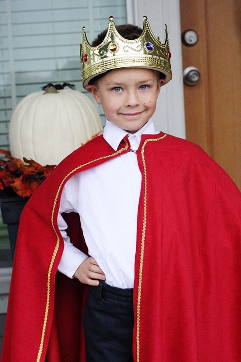 Diy King Costume, 3 People Halloween Costumes, 3 People Costumes, Prince Costume, King Costume, Knight Costume, Halloween Games For Kids, Family Photoshoot Outfits, Vampire Teeth